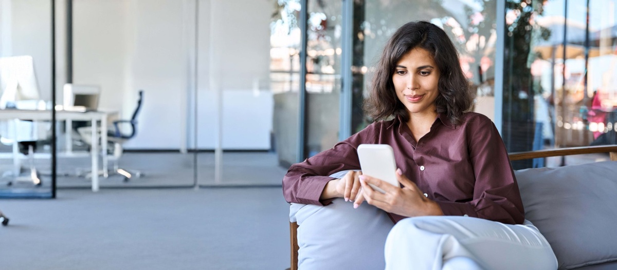 woman-phone-office-1200px