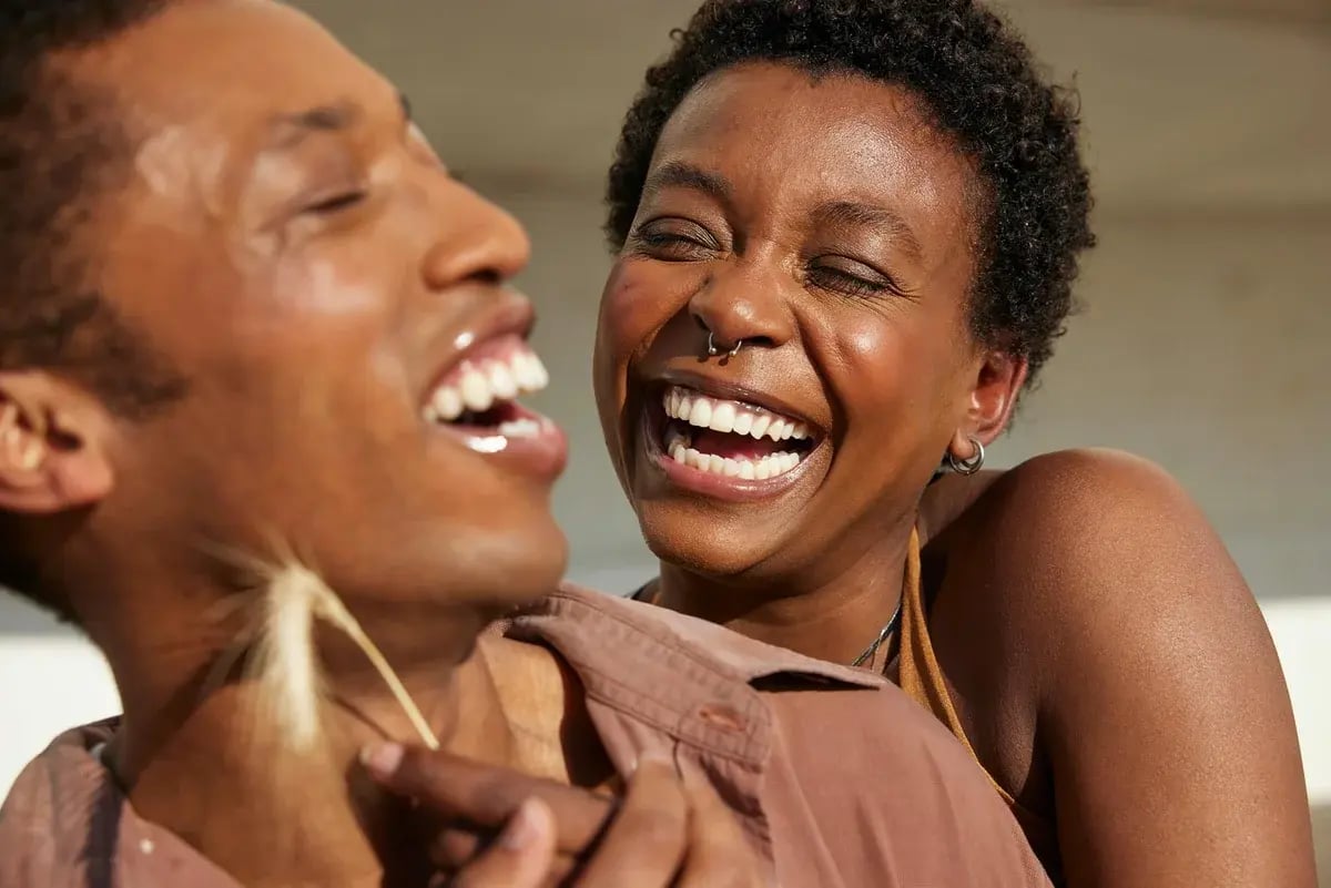couple-laughing