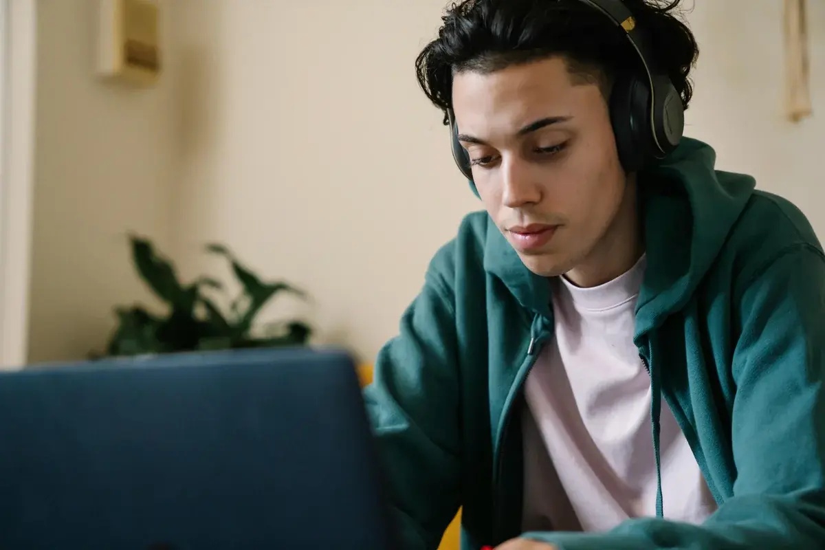 headphones-laptop-1200px