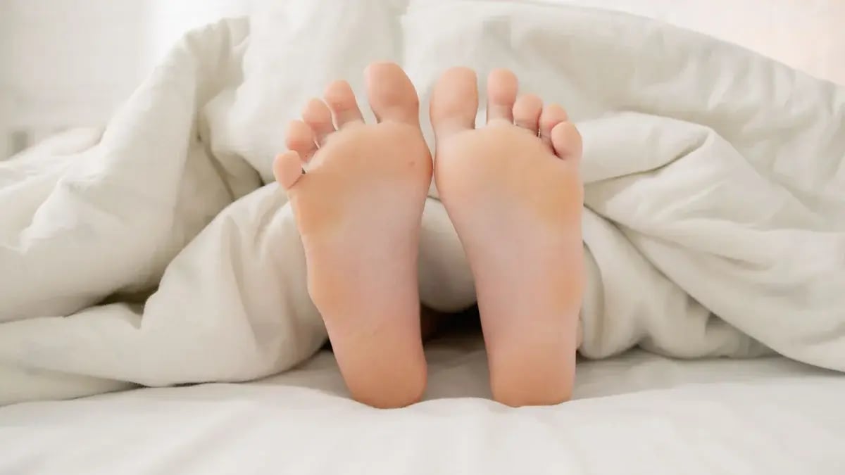 bare-feet-soles-in-bed